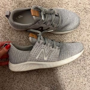 newbalance grey tennis shoes